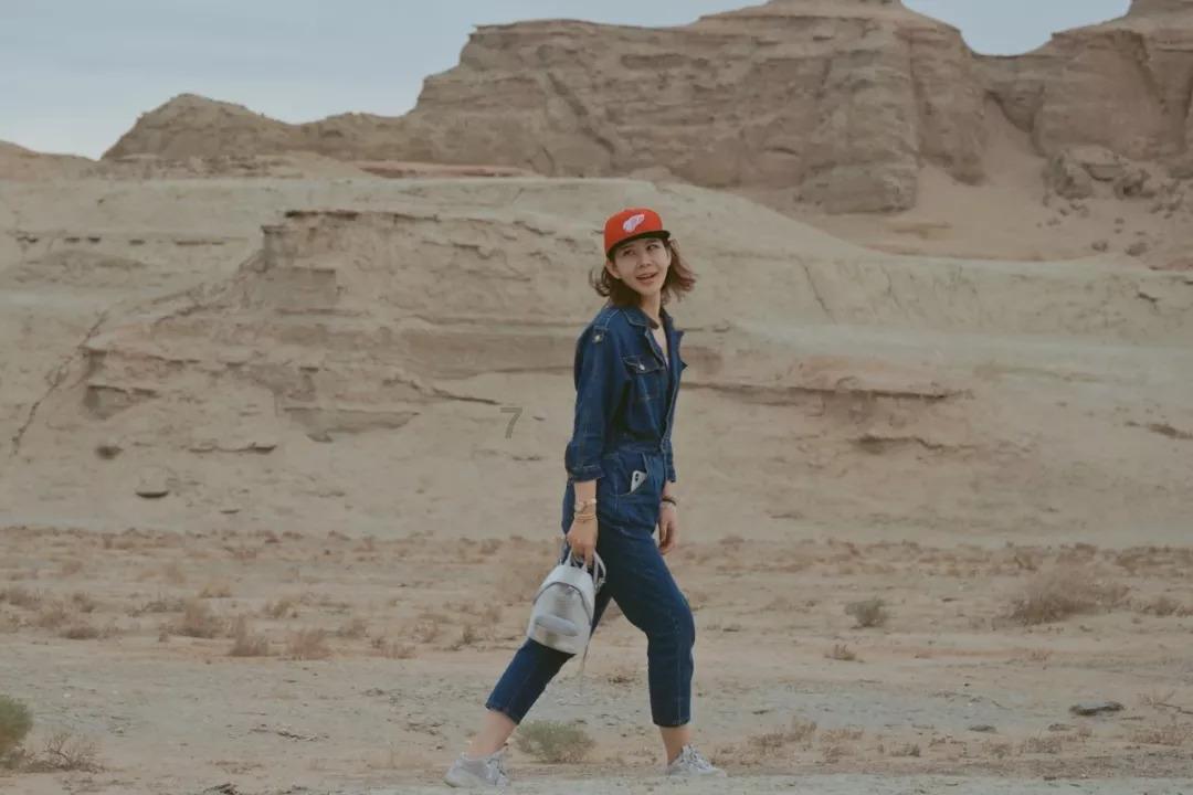 逃离残破的机舱